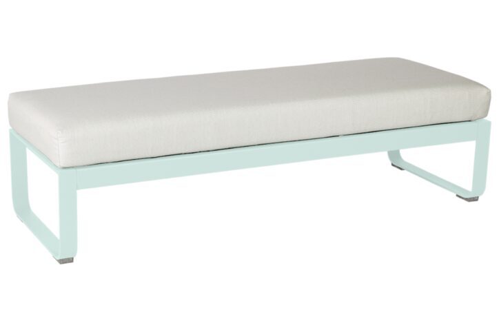 Bílá čalouněná lavice Fermob Bellevie 148 cm s mátově zelenou podnoží