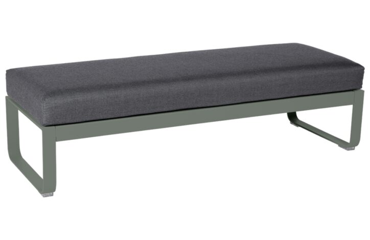 Tmavě šedá čalouněná lavice Fermob Bellevie 148 cm s šedozelenou podnoží